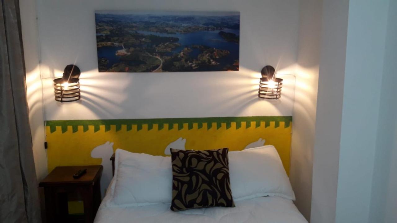 Hostel-Affordable Rooms With Private Bathroom San Juan Гуатапе Экстерьер фото